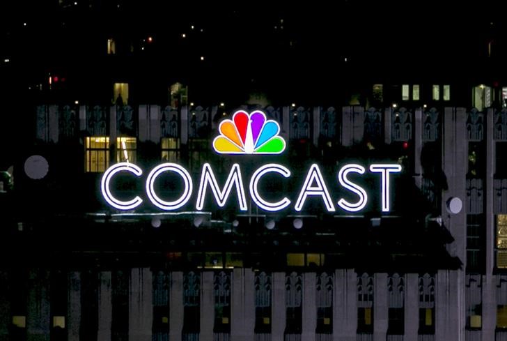 © Reuters. FILE PHOTO: The NBC and Comcast logo are displayed on top of 30 Rockefeller Plaza, formerly known as the GE building, in midtown Manhattan in New York