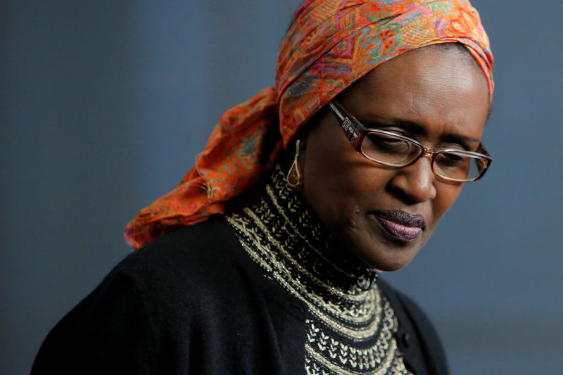 © Reuters. La directora ejecutiva de Oxfam International, Winnie Byanyima, habla durante una entrevista en Nueva York, Estados Unidos