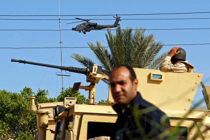 © Reuters. Combates terrestres y ataques aéreos en ofensiva egipcia contra los yihadistas