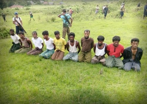 © Reuters. Десять связанных мусульман-рохинджа в деревне Инн Дин
