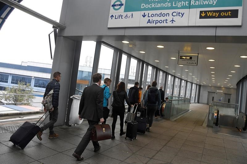 © Reuters. Cierran el aeropuerto de la City de Londres tras encontrar una bomba de la Segunda Guerra Mundial
