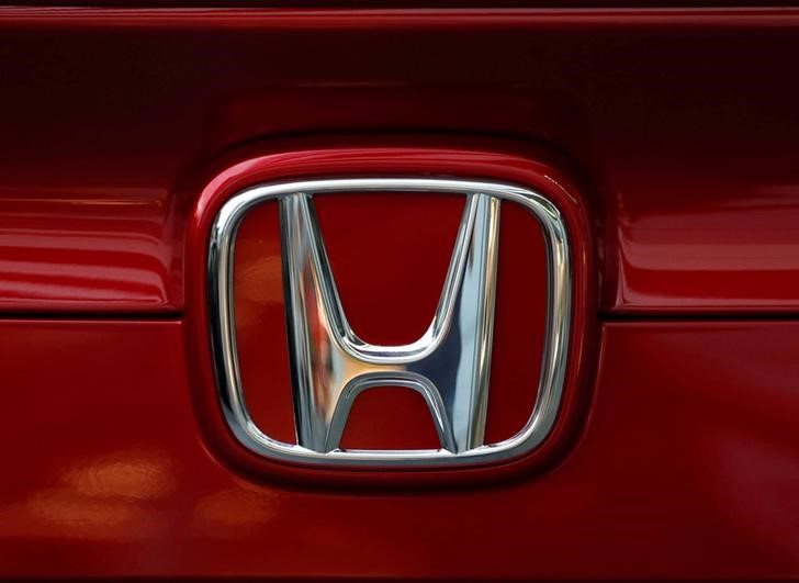 © Reuters. FILE PHOTO: Honda Motor's logo is seen on Civic sedan car at its showroom in Tokyo