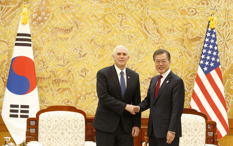 © Reuters. Il vicepresidente Usa Mike Pence (a sinsitra) in visita in Corea del Sud