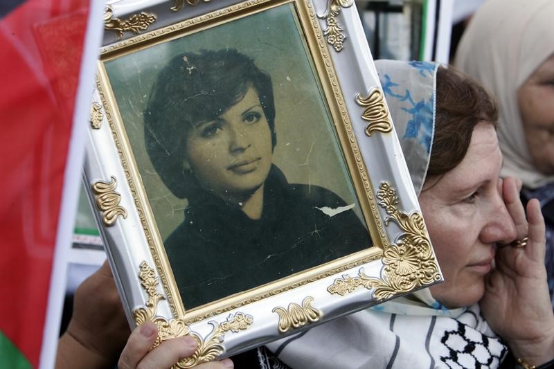 © Reuters. (المرأة والثورة) معرض يسلط الضوء على دور المرأة الفلسطينية في النضال
