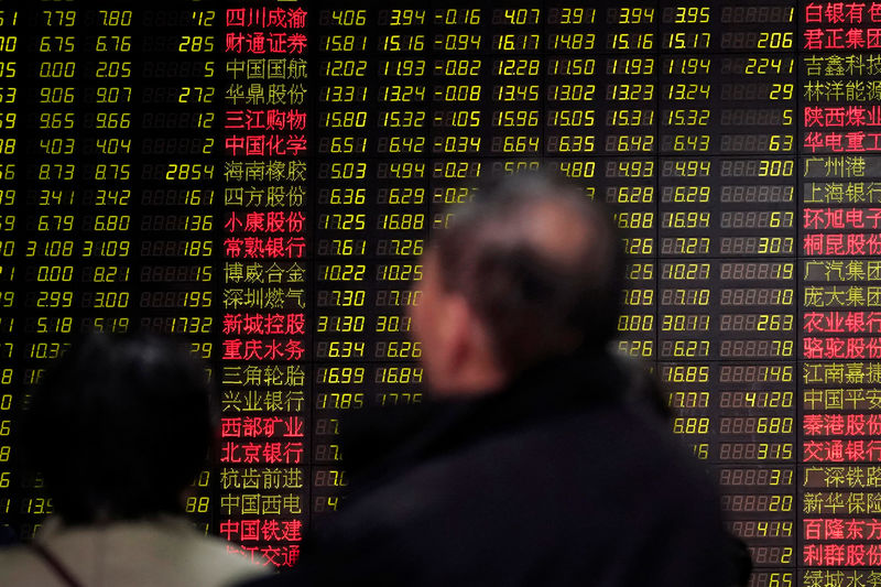 © Reuters. Investidores monitoram painel eletrônico em corretora de Xangai, na China