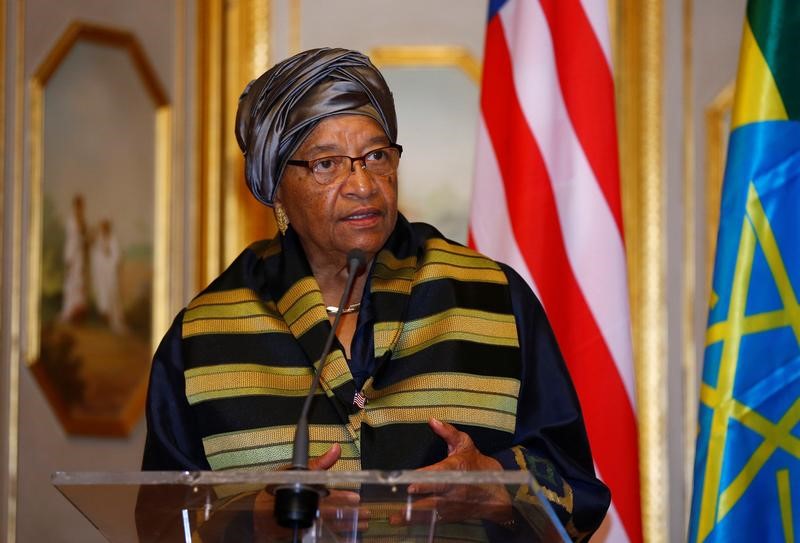 © Reuters. رئيسة ليبيريا السابقة تفوز بجائزة مو إبراهيم