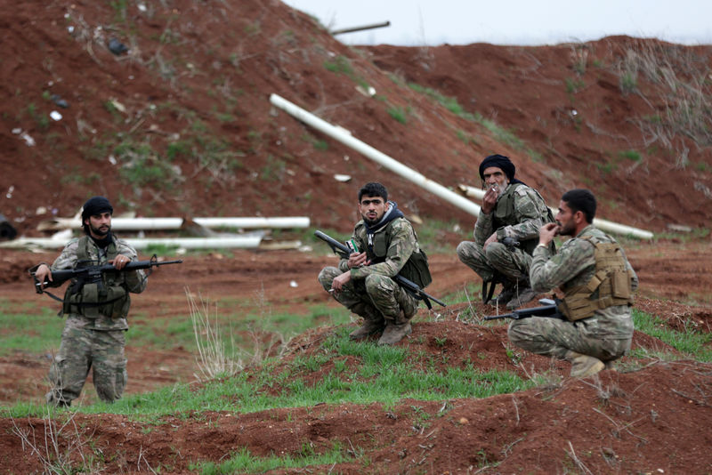 © Reuters. Turkey-backed Free Syrian Army fighters are seen in the town of Marea in northern Aleppo countryside