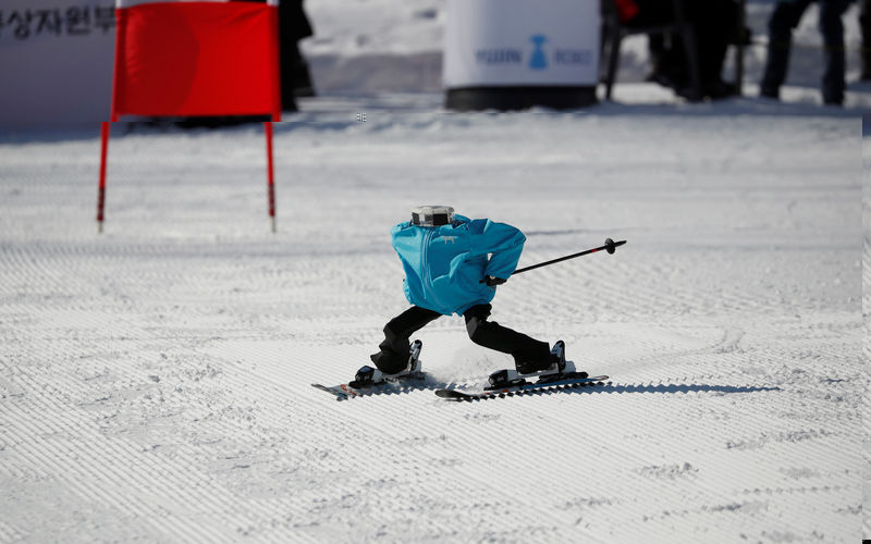 © Reuters. في أولمبياد كوريا الجنوبية.. مسابقة تزلج جبلية للروبوتات