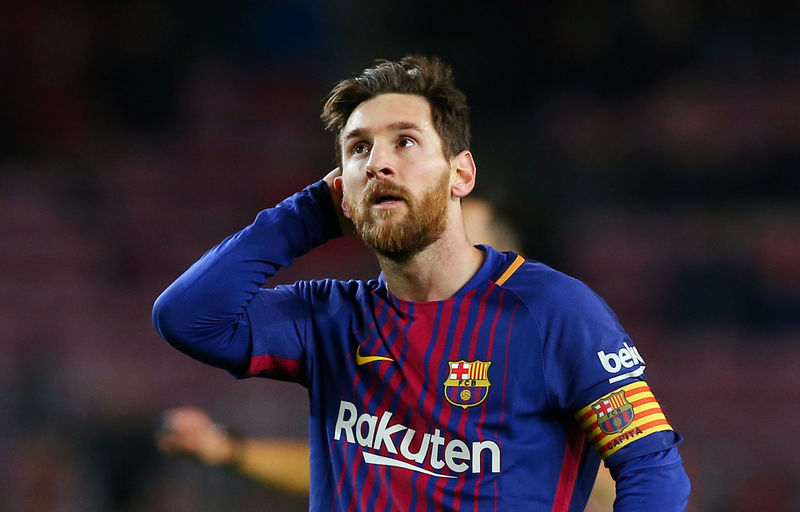 © Reuters. Messi lloró tras la eliminación en la Champions por el Chelsea