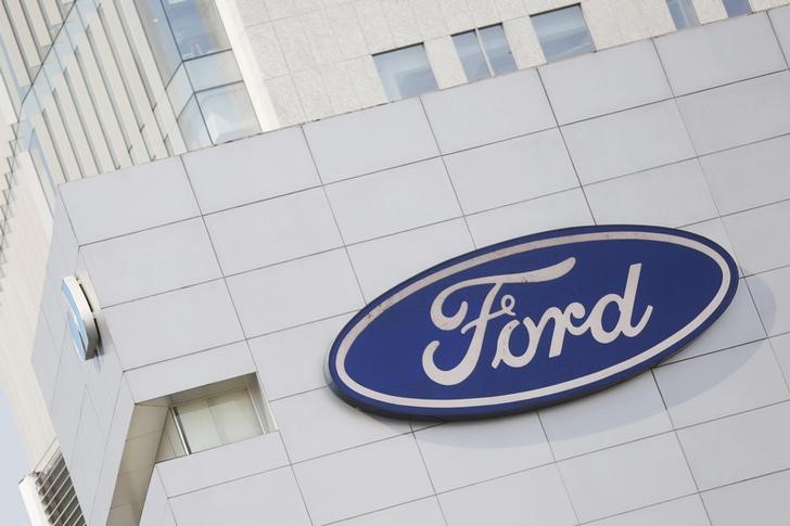 © Reuters. A Ford logo is pictured at a store of the automaker, in Mexico City