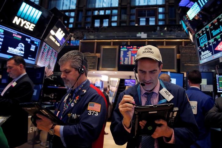 © Reuters. Operadores durante pregão na Bolsa de Nova York