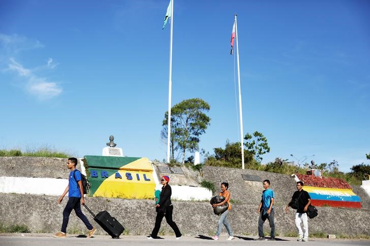 © Reuters. Venezuelanos atravessam fronteira e entram no Brasil pelo município de Pacaraima, em Roraima