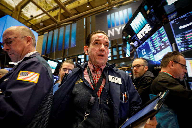 © Reuters. Traders work on the floor of the NYSE in New York