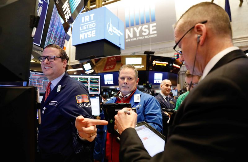 © Reuters. Traders react near the end of the day on the floor of the New York Stock Exchange in New York