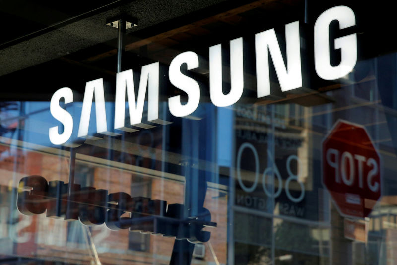 © Reuters. FILE PHOTO: Signage is seen at the Samsung 837 store in the Meatpacking District of Manhattan, New York, U.S.