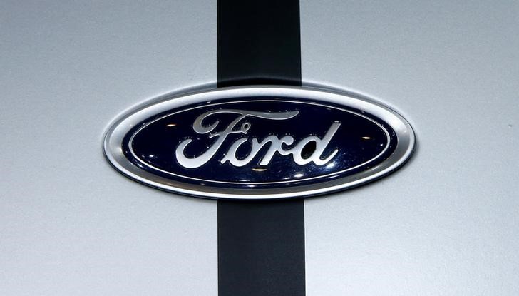 © Reuters. AIRBAGS: FORD AVERTIT 33.000 NOUVEAUX CONDUCTEURS DE PICK-UPS