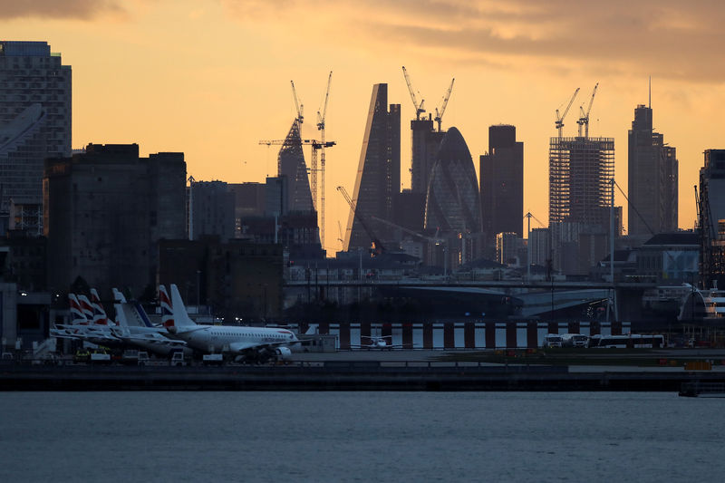© Reuters. إعادة فتح مطار لندن سيتي بعد إزالة قنبلة من الحرب العالمية الثانية