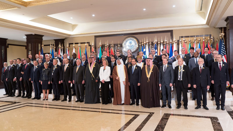 © Reuters. Kuwait Minister of Foreign Affairs Al Sabah poses for a group photo with U.S. Secretary of State Tillerson and other Foreign Ministers and delegates ahead of the Kuwait International Conference for Reconstruction of Iraq, in Bayan