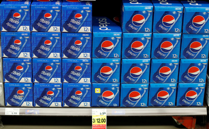 © Reuters. FILE PHOTO: Cans of Pepsi are pictured at a grocery store in Pasadena