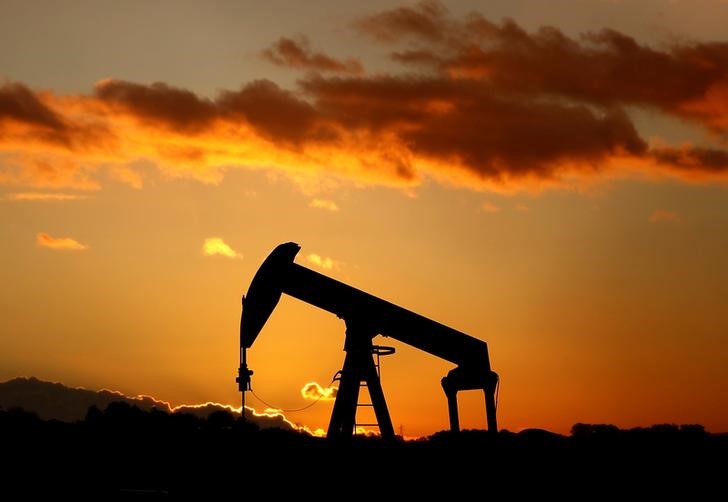 © Reuters. A oil pump is seen at sunset outside Scheibenhard