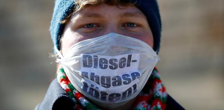 © Reuters. An environmental activist protests in front of Germany's federal administrative court in Leipzig