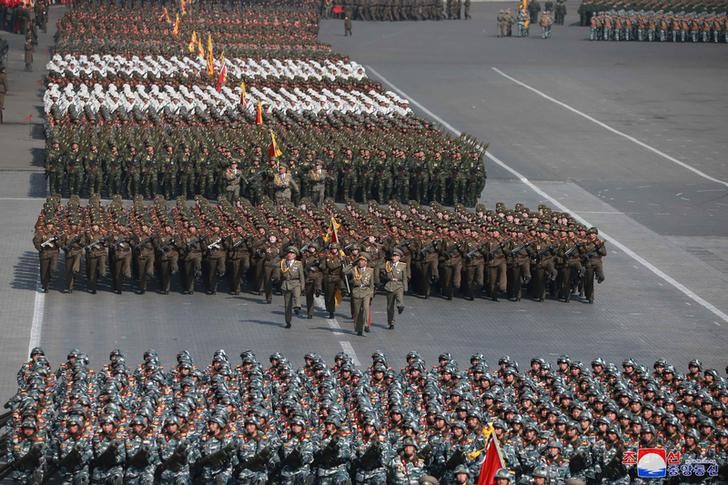 © Reuters. Soldiers march during a grand military parade celebrating the 70th founding anniversary of the Korean People's Army at the Kim Il Sung Square in Pyongyang