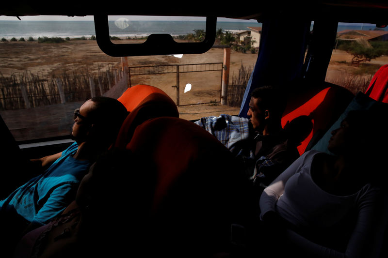 © Reuters. Abandonar Venezuela en una caravana de la miseria