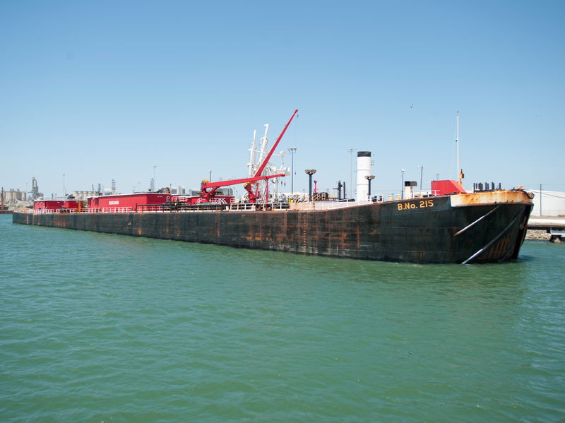 © Reuters. FILE PHOTO:    A seagoing barge is loaded with crude oil from the Eagle Ford Shale formation at the newly expanded crude dock at the Port of Corpus Christi