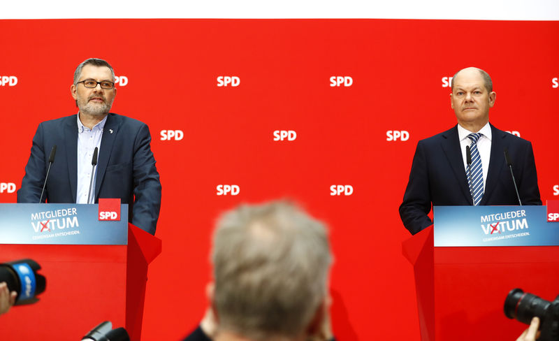 © Reuters. Conferenza stampa vertici Spd dopo vittoria referendum