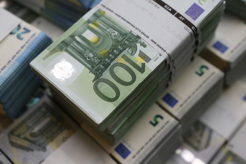 © Reuters. Wads of euro banknotes are stacked in a pile at the Money Service Austria company's headquarters in Vienna