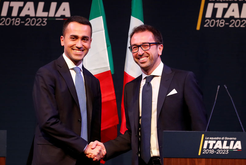 © Reuters. Il leader del M5s Luigi Di Maio e il candidato ministro grillino Alfonso Bonafede