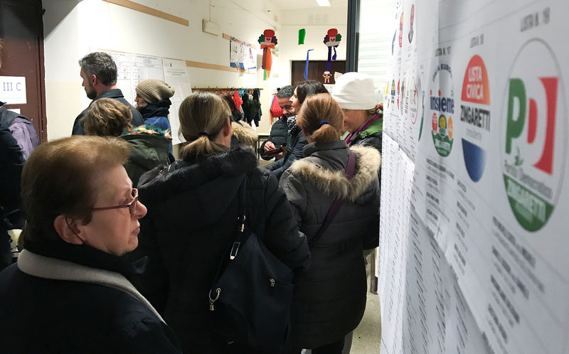© Reuters. استطلاعات آراء الناخبين في إيطاليا تشير إلى احتمال أن تسفر الانتخابات عن برلمان معلق