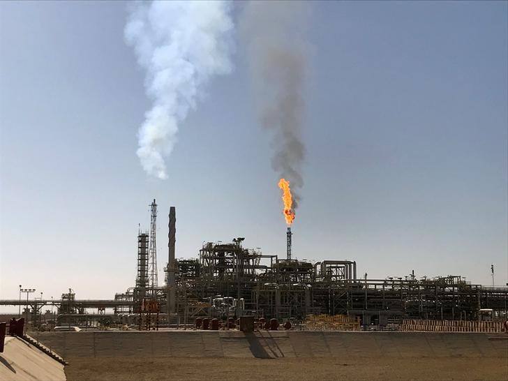 © Reuters. A general a view of Badra oil field in Kut province