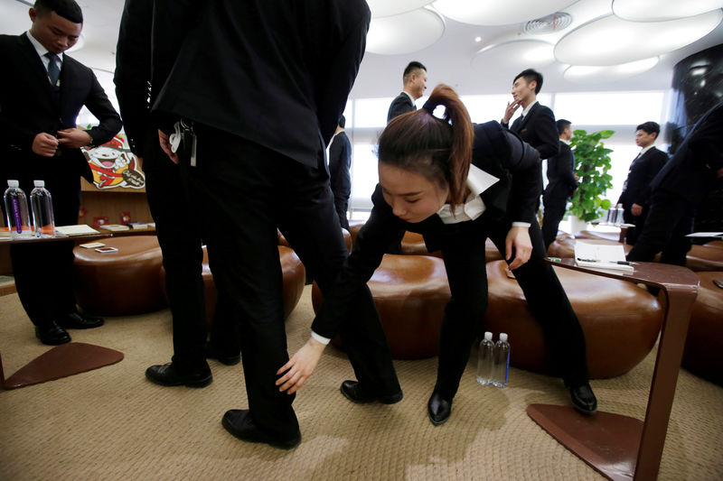 © Reuters. FILE PHOTO: Members of JD.com's VIP delivery team attend a training session on business etiquette at the company headquarters in Beijing