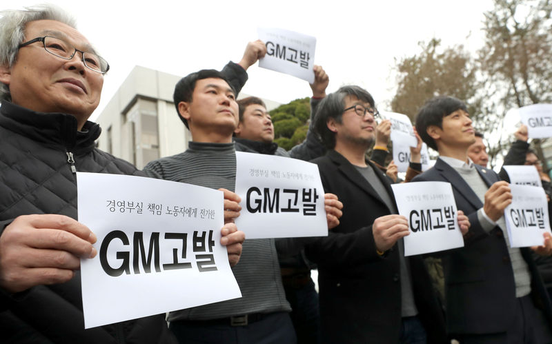 © Reuters. Members of a civic group attend a protest demanding prosecutors to investigate GM Korea over its decision to shut down a plant in Gunsan
