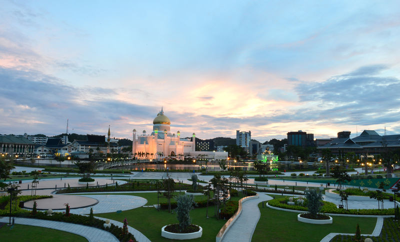 © Reuters. Omar Ali Saifuddien Mosque is pictured in the centre of Bandar Seri Begawan, Brunei