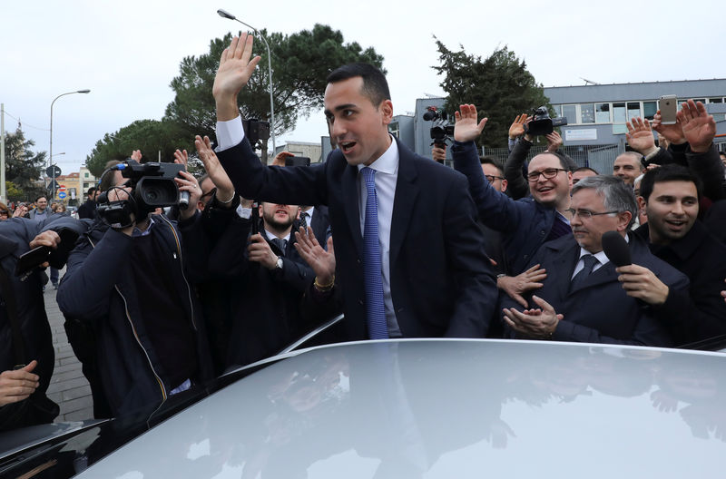 © Reuters. Il leader del M5s Luigi Di Maio saluta la folla a Pomigliano d'Arco