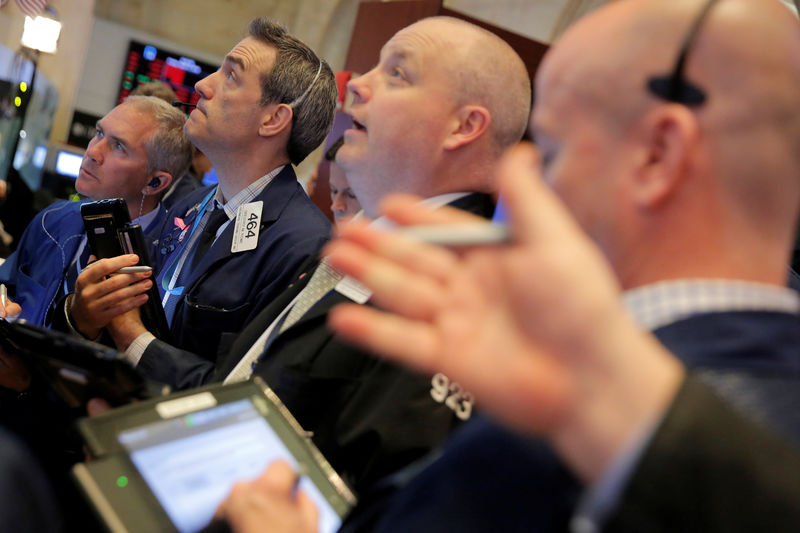 © Reuters. Traders work on the floor at the New York Stock Exchange (NYSE) in Manhattan, New York