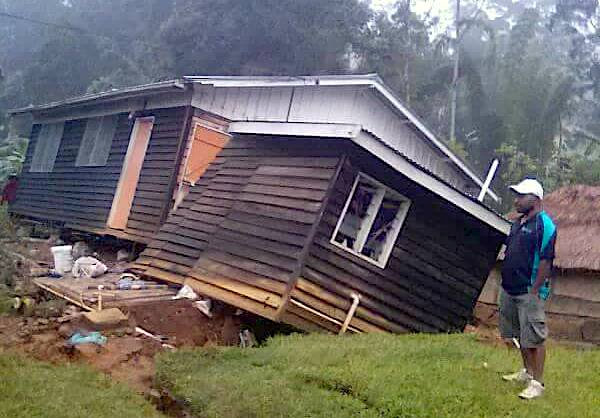© Reuters. Nuevas réplicas golpean Papúa Nueva Guinea mientras aumenta el balance de víctimas