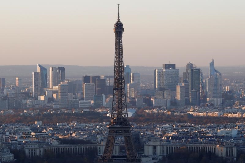 © Reuters. A general view shows the Eiffel Tower and the financial and business district in La Defense, west of Paris