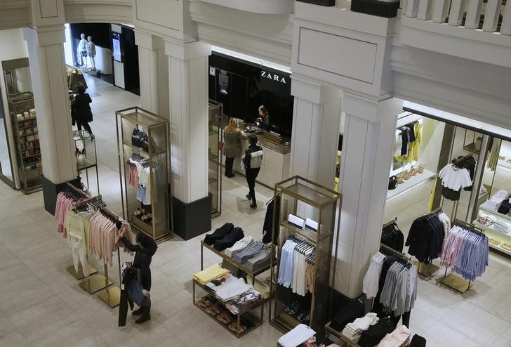 © Reuters. People walk inside a Zara store in central Madrid