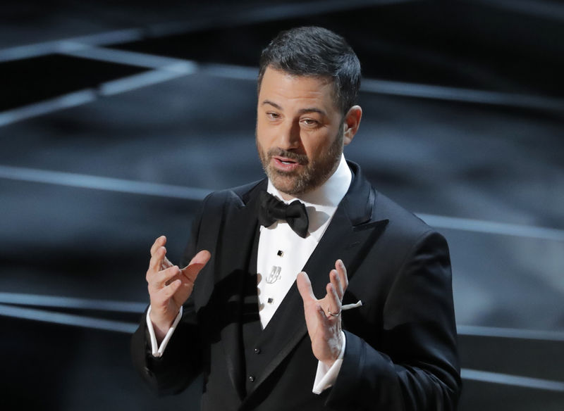 © Reuters. Kimmel lidera una ceremonia de los Oscar por la igualdad de género y la diversidad artística