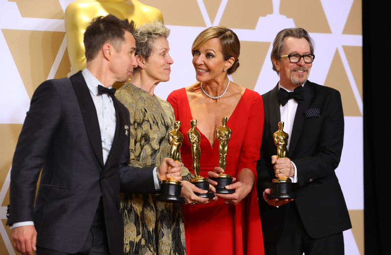 © Reuters. Vencedores do Oscar Sam Rockwell, Frances McDormand, Allison Janney e Gary Oldman posam para fotos em Hollywood