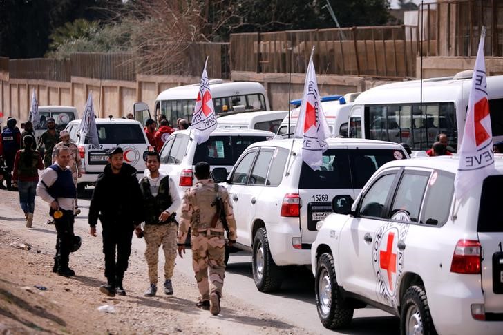 © Reuters. International Committee of the Red Cross convoy seen crossing into eastern Ghouta near Wafideen camp in Damascus