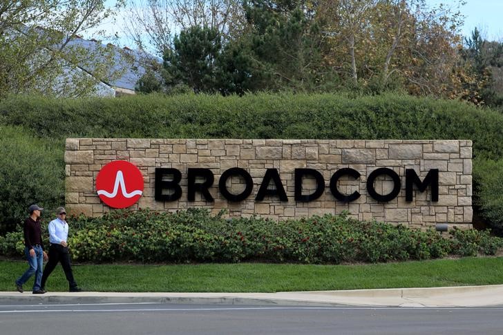 © Reuters. A sign to the campus offices of chip maker Broadcom Ltd, who announced on Monday an unsolicited bid to buy peer Qualcomm Inc for $103 billion, is shown in Irvine, California