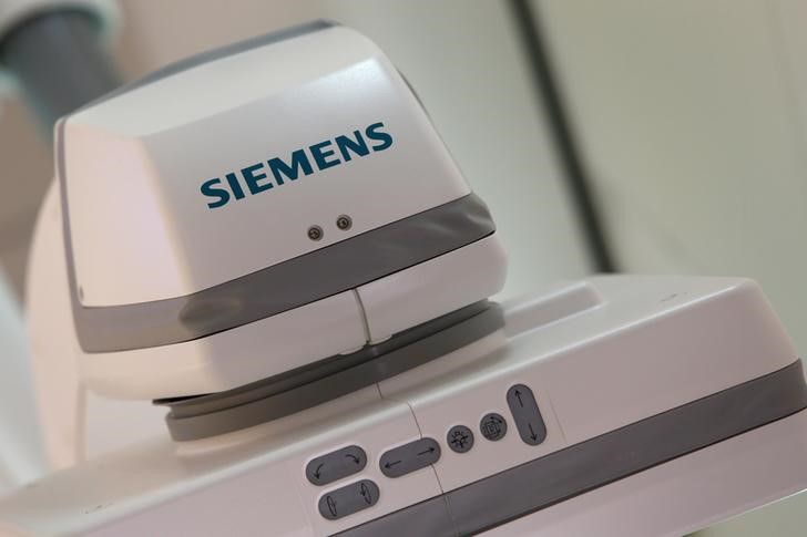 © Reuters. Siemens logo is pictured on a CT scan in manufacturing plant of Siemens Healthineers in Forchheim