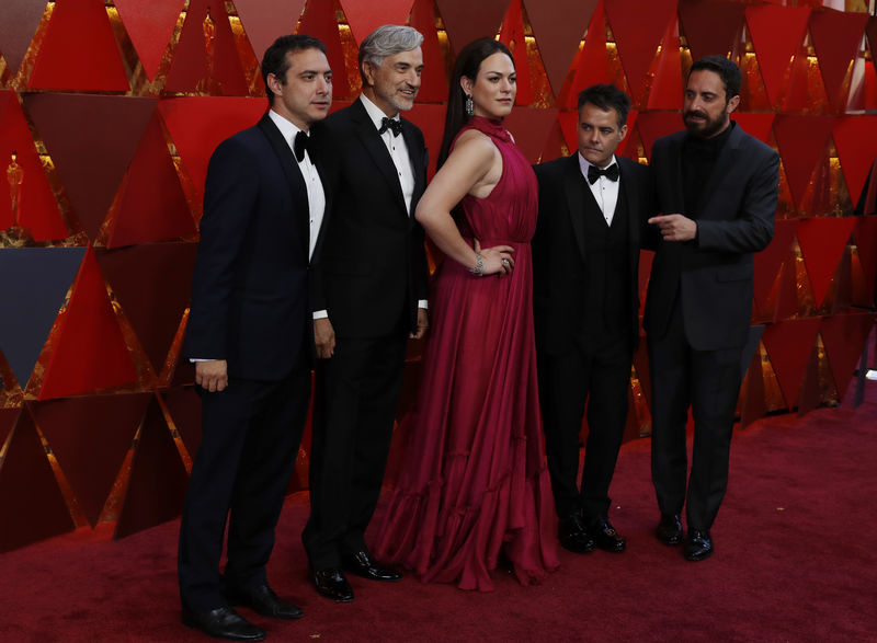 © Reuters. Sebastián Lelio , Daniela Vega e outros memsbros do elenco de "Uma Mulher Fantástica" na chegada para a cerimônia do Oscar