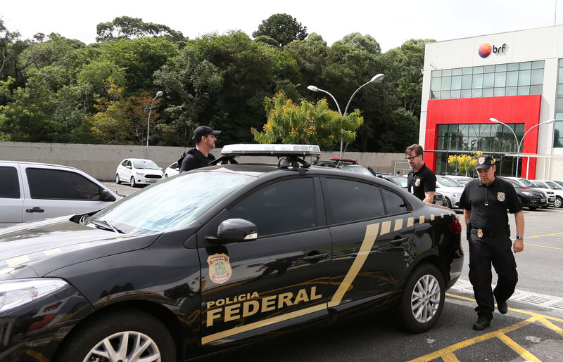 © Reuters. Agentes da Polícia Federal deixam sede da BRF, em Curitiba