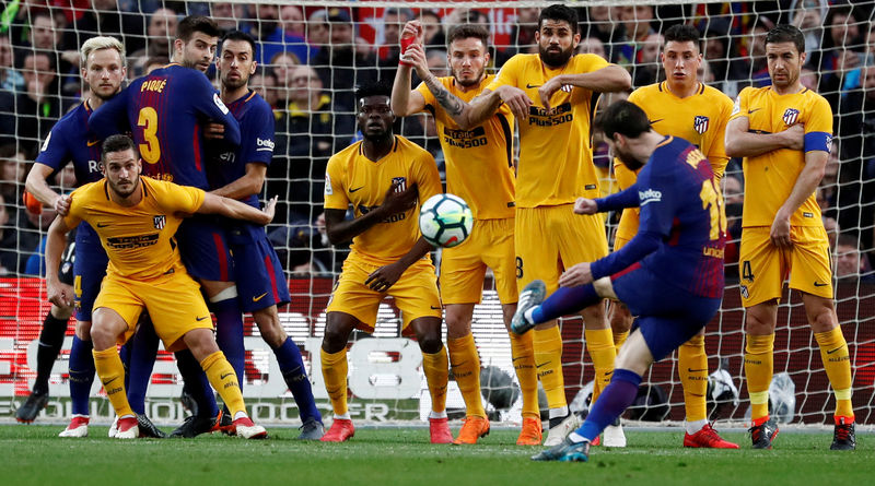 © Reuters. Messi demuestra que se ha convertido en un maestro del lanzamiento de faltas