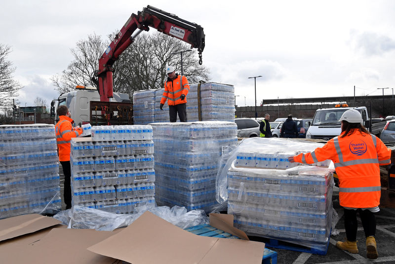 © Reuters. A lorry unloads bottled water distributed by Thames Water after mains supplies to homes were cut off following bad weather, in Balham, south London